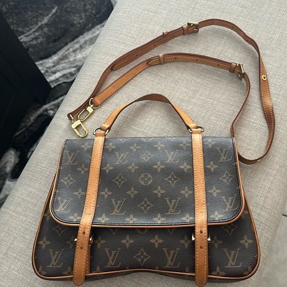 Louis Vuitton - Picture 1 of 16